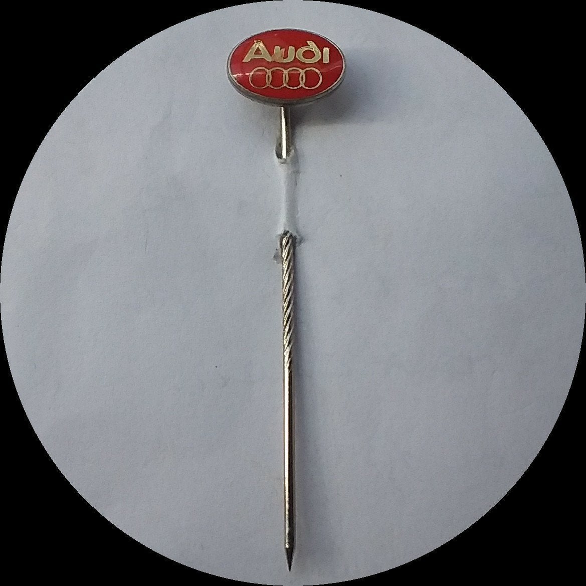 AUDI speldje, logo en letters, Verzamelen, Ophalen of Verzenden, Zo goed als nieuw, Transport, Speldje of Pin