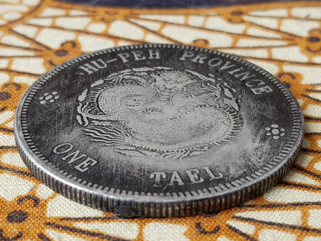 Mooie oude Chinese One Tael munt met draak en karakters., Antiek en Kunst, Kunst | Niet-Westerse kunst, Zilver, Overige typen