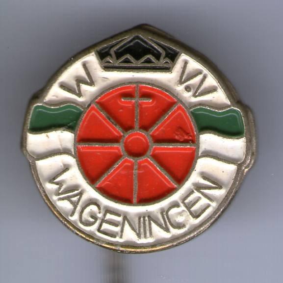 W.V.V. Wageningen zilverkl voetbal speldje ( Z_090 ), Verzamelen, Verzenden, Zo goed als nieuw, Sport, Speldje of Pin