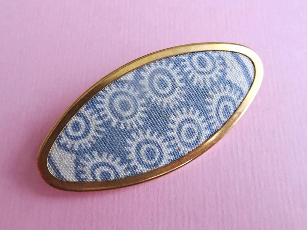 jwg Vintage 70s 80s Uhlig bloemen broche blauw wit goud klr, Verzenden, Overige materialen, Broche