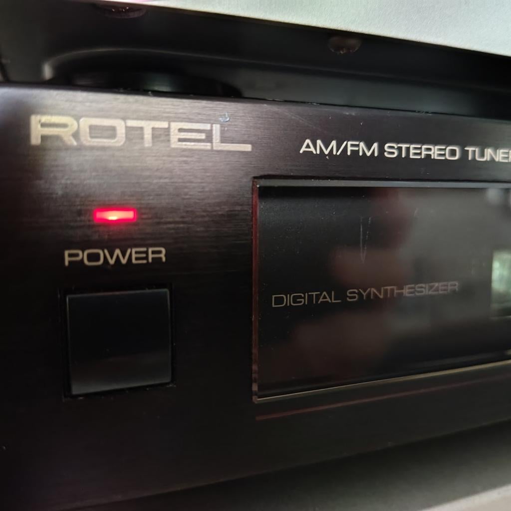 Mooie Rotel RT-935AX tuner in nieuwstaat, Ophalen of Verzenden, Zo goed als nieuw