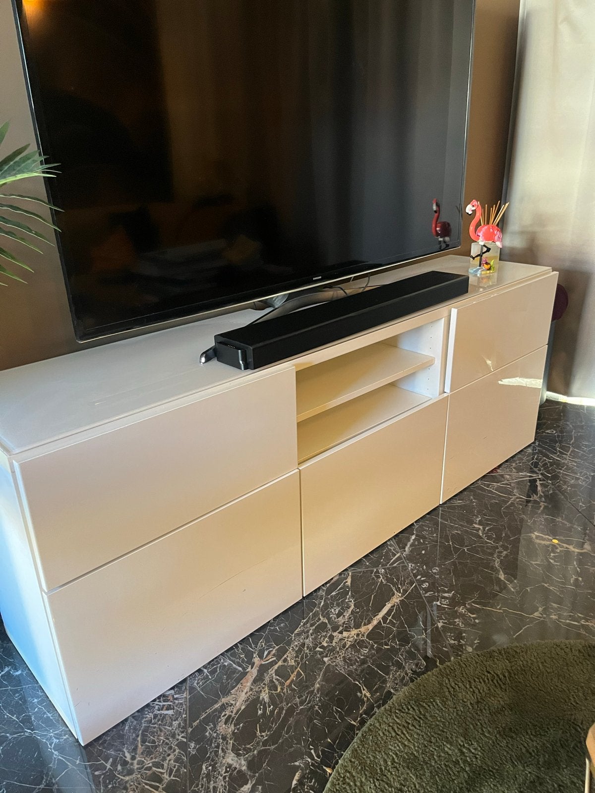 MOET WEG! Witte TV-meubel met opbergruimte en vitrinekast, Ophalen, Kunststof, Gebruikt, 100 tot 150 cm
