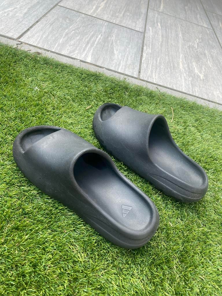 Adidas Yeezy Slides zwart maat 41.5, Ophalen, Gedragen, Zwart, Slippers