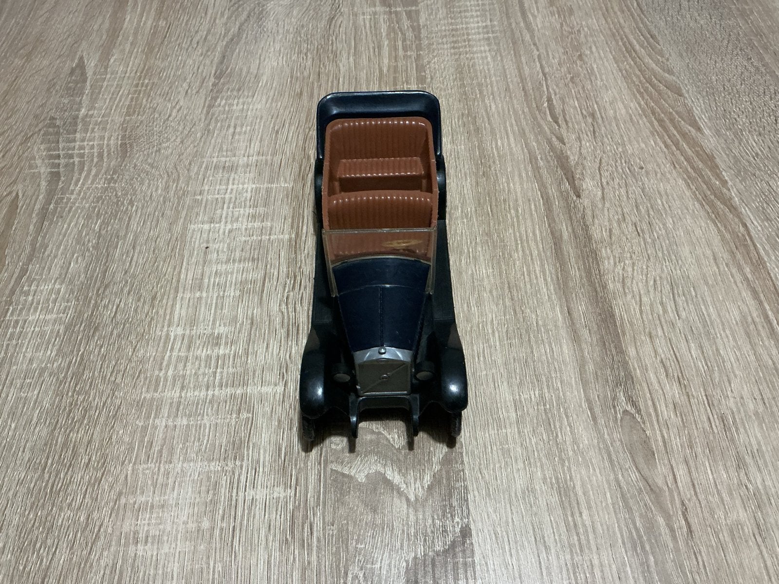Vintage Modelauto: Zwarte Klassieke Auto met Bruin Interieur, Overige merken, Gebruikt, Auto, 1:32 tot 1:50