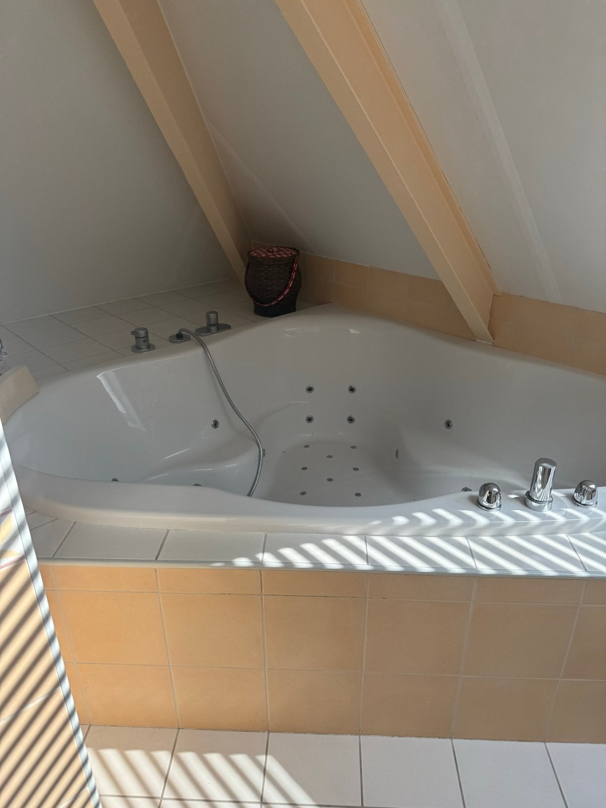 Cleopatra Grote Hoek Bubbelbad - Ideaal voor ontspanning, Ophalen of Verzenden, Gebruikt, Bad