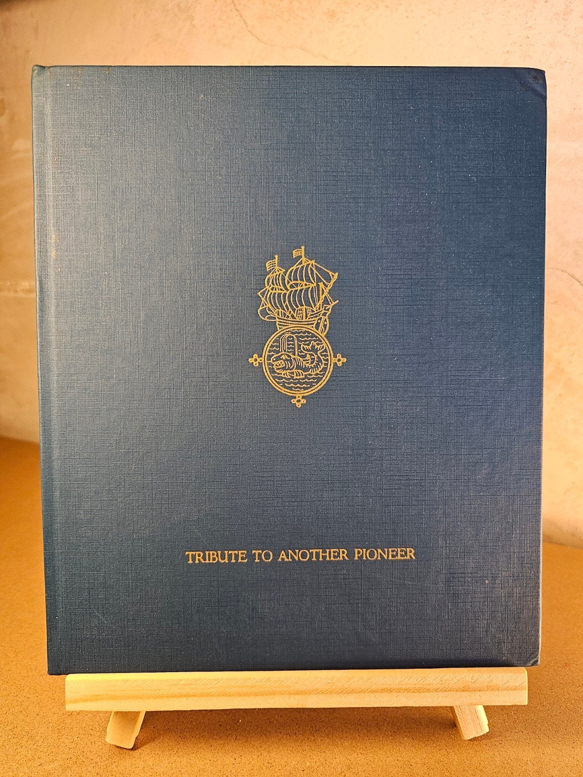 Tribute to Another Pioneer - KLM 50 jaar Jubileum Atlas, Overige atlassen, Ophalen of Verzenden, Zo goed als nieuw, 1800 tot 2000