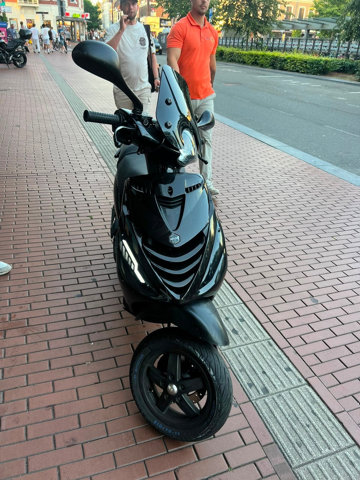 Zip 80cc moet weg!!, Fietsen en Brommers, Scooters | Piaggio, Ophalen, Zo goed als nieuw, Benzine, Zip