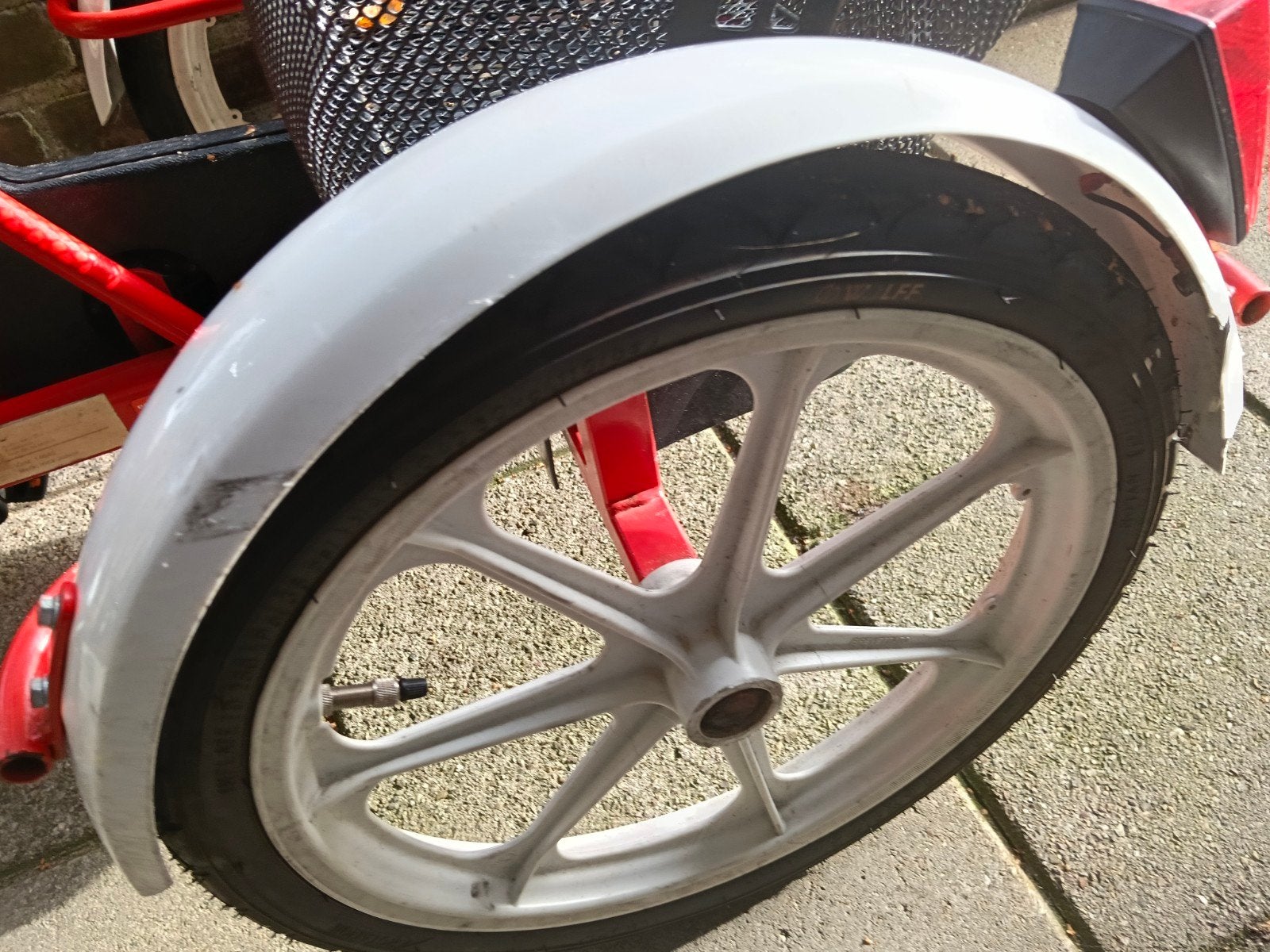 Rode driewieler met duwstang en mandje - Zo goed als nieuw, Inca Junior, Velgrem, Ophalen of Verzenden, Zo goed als nieuw