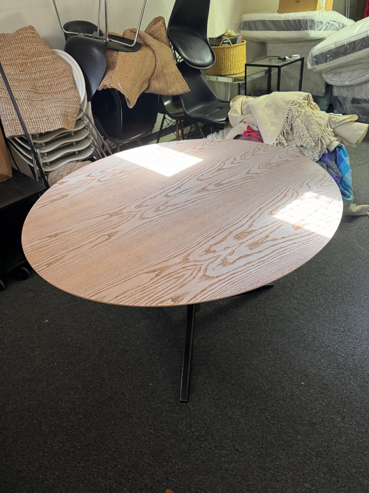Ronde eettafel met houtlook blad en metalen onderstel, Huis en Inrichting, Tafels | Eettafels, Ophalen, 100 tot 150 cm, Rond, Zo goed als nieuw