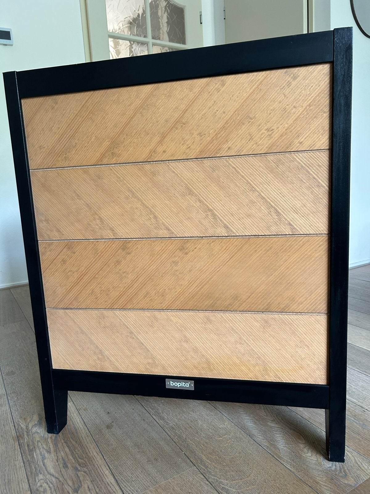 Bopita Ledikant Zwart met Houten Details, Ophalen, Gebruikt, Lattenbodem, Minder dan 140 cm