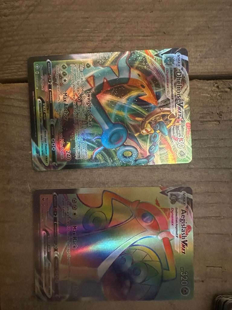 2 Pokémon VMAX kaarten: Dhelmise VMAX & Aegislash VMAX, Ophalen of Verzenden, Zo goed als nieuw, Meerdere kaarten, Foil