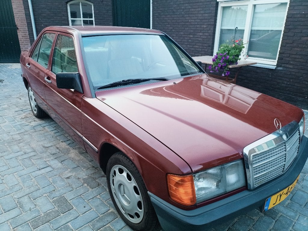 Mercedes-Benz 190-Serie 2.0E 90pk 1983 Rood automaat, Auto's, Automaat, Beige, Mercedes-Benz, Centrale vergrendeling