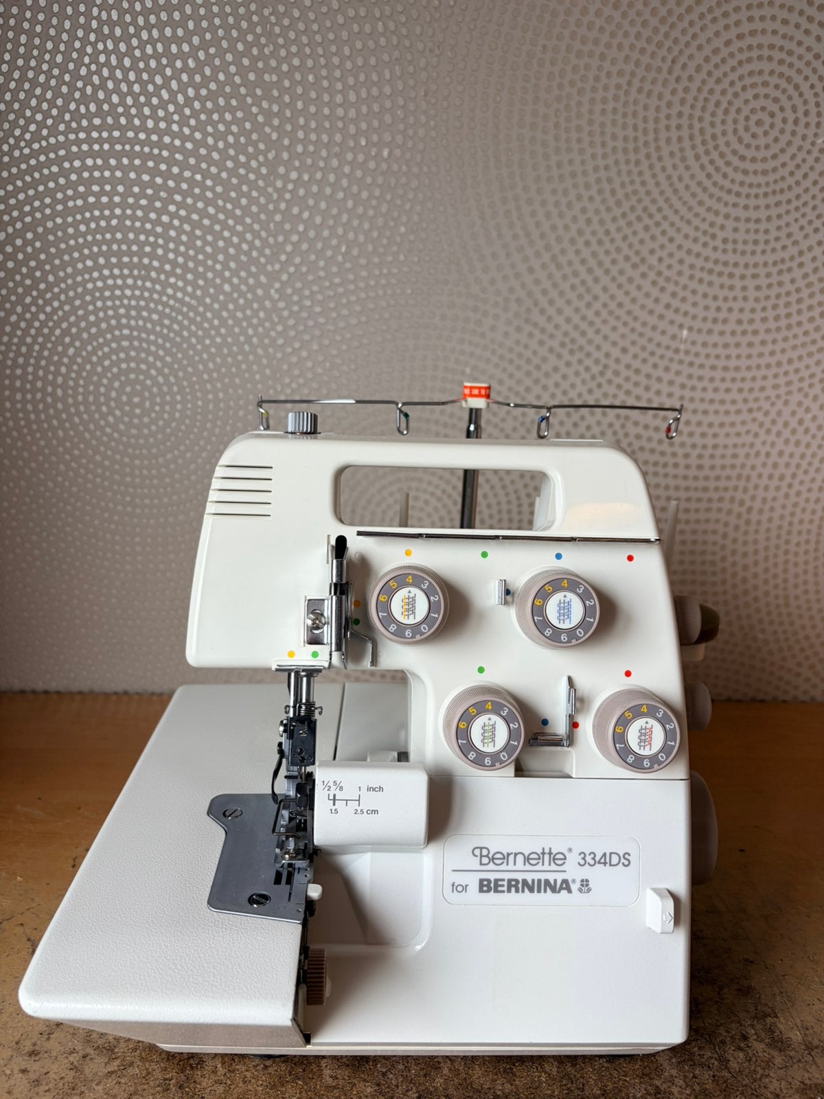 LOCKMACHINE BERNINA/BERNETTE 334DS IN NETTE STAAT, Ophalen of Verzenden, Gebruikt, Lockmachine, Bernina