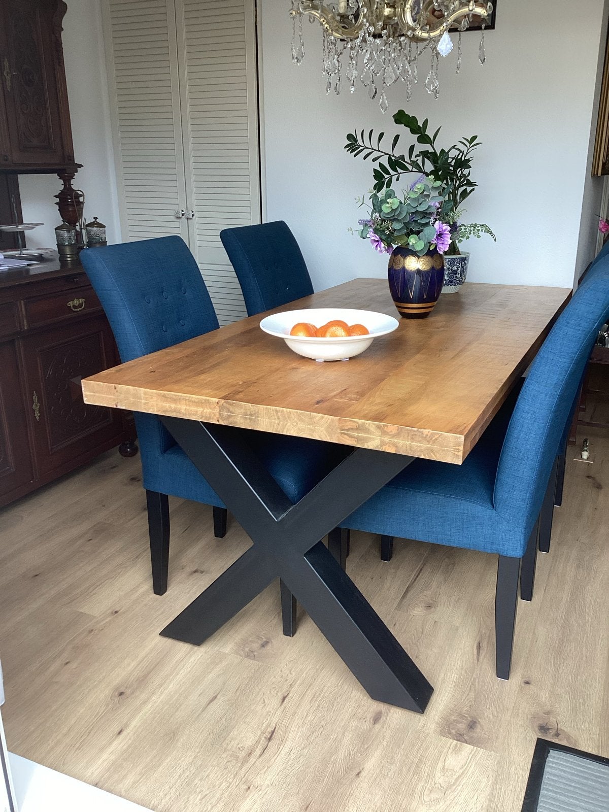 Eettafel met X-poten en 4 blauwe stoelen, Ophalen, 50 tot 100 cm, Zo goed als nieuw, 150 tot 200 cm