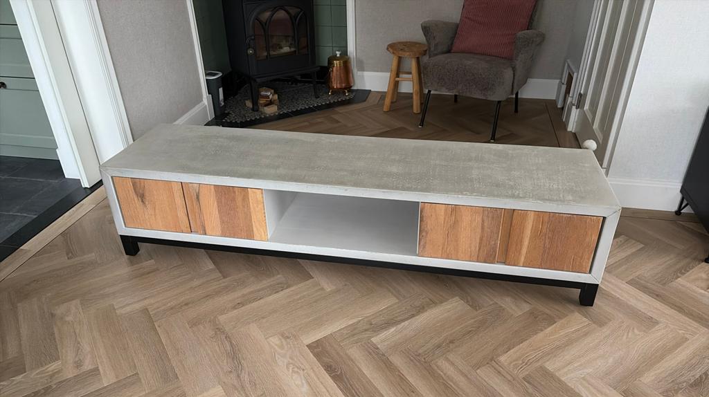 Modern TV-meubel met betonlook en houten fronten, Huis en Inrichting, Ophalen, 150 tot 200 cm, Zo goed als nieuw, Minder dan 100 cm