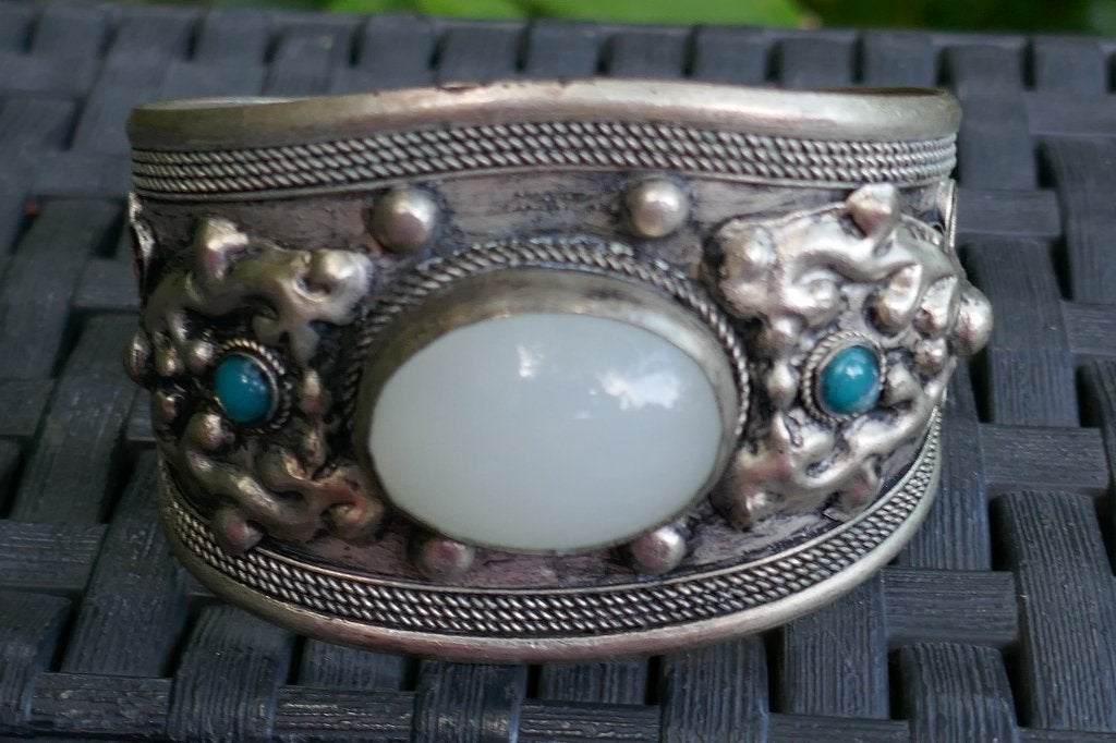 Tibetaanse brede armband met maansteen, Sieraden, Tassen en Uiterlijk, Overige materialen, Verzenden, Zo goed als nieuw, Met edelsteen