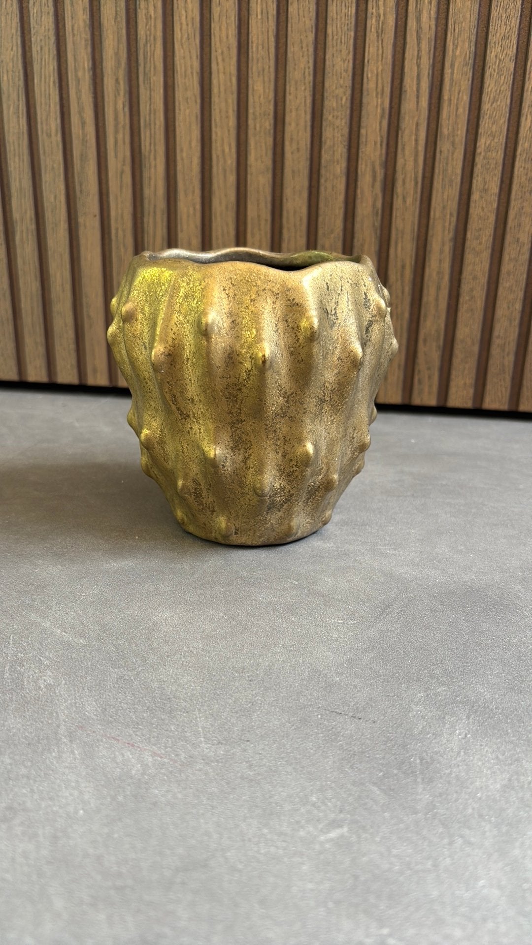Gouden decoratieve bloempot / vaas met organische structuur, Tuin en Terras, Bloempotten, ., Rond, Ophalen of Verzenden, Zo goed als nieuw