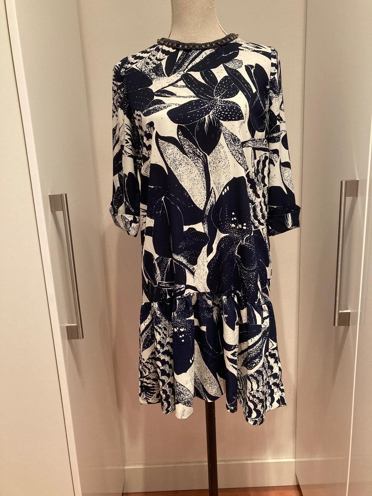 Essentiel Antwerp jurk met bloemenprint en steentjes, Kleding | Dames, Jurken, Maat 38/40 (M), Blauw, Ophalen of Verzenden, Zo goed als nieuw