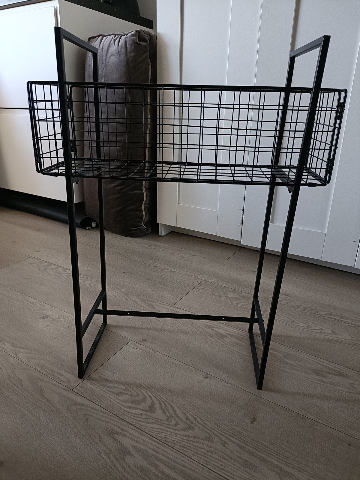 Zwart metalen plantenstandaard met rooster, Huis en Inrichting, Woonaccessoires | Overige, Ophalen, Metaal, Industrieel, Gebruikt