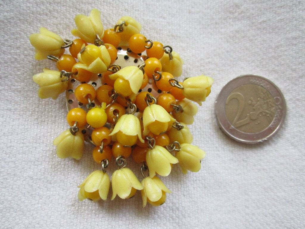 55.  Heel aparte oude broche, ik denk celluloid, Ophalen, Overige materialen, Broche