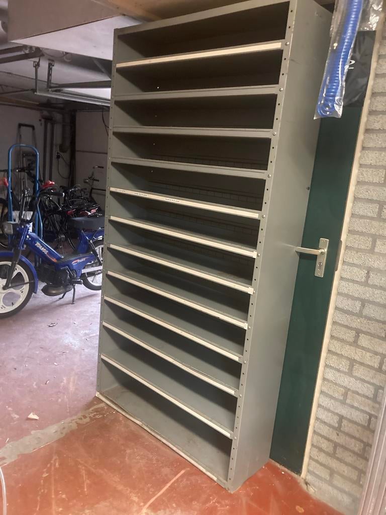 Metalen vakkenkast voor bouten, moeren en onderdelen, Ophalen
