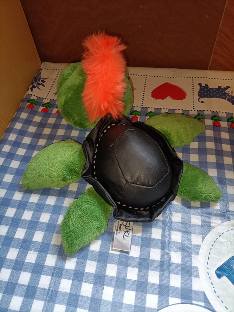 Suki Punk schildpad knuffel met leren schild en oranje haar, Ophalen of Verzenden