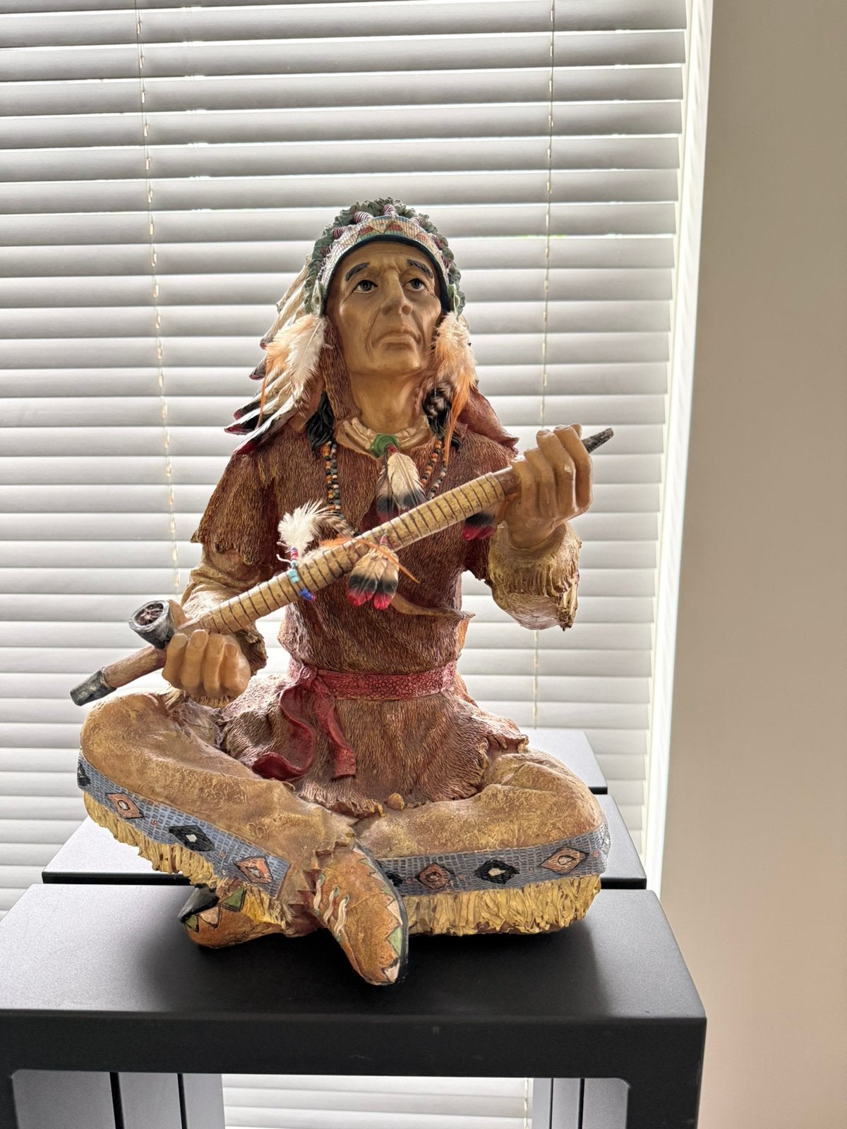 Prachtig Beeld Indianen Opperhoofd / Medicijnman (Zittend), Antiek en Kunst, Ophalen, Overige materialen, Beeld, 20 - 50 cm