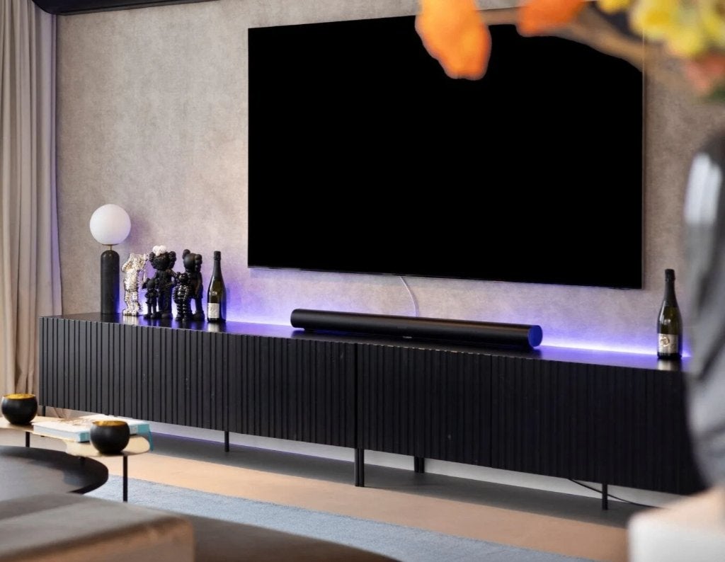 2x WOOOD Gravure tv meubel zwart grenen, Huis en Inrichting, 100 tot 150 cm, Scandinavisch / modern, Ophalen of Verzenden, Zo goed als nieuw