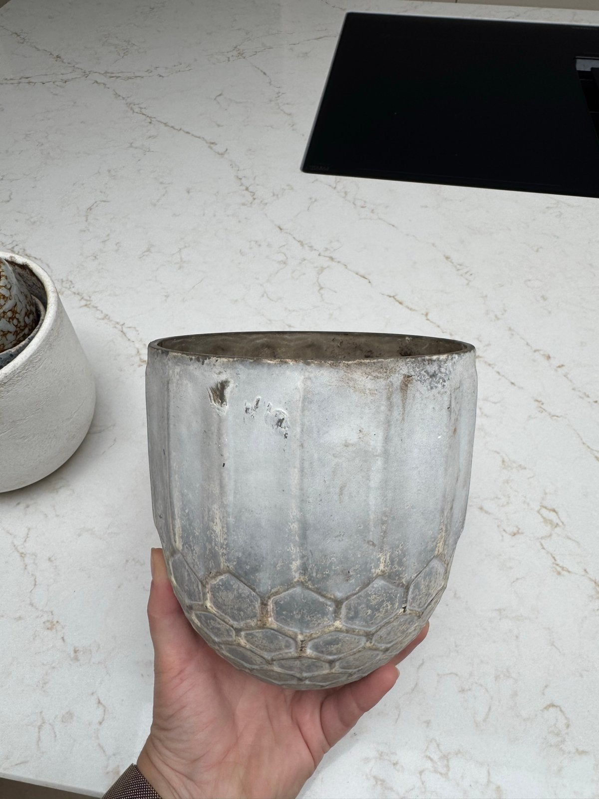 Grijze bloempot met honingraatpatroon, Tuin en Terras, Ophalen, Gebruikt, Rond, Binnen