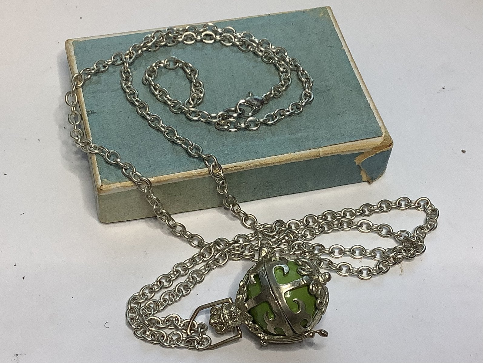 OPVALLENDE HANGER AAN LANGE SCHAKEL KETTING, Verzenden, Ketting