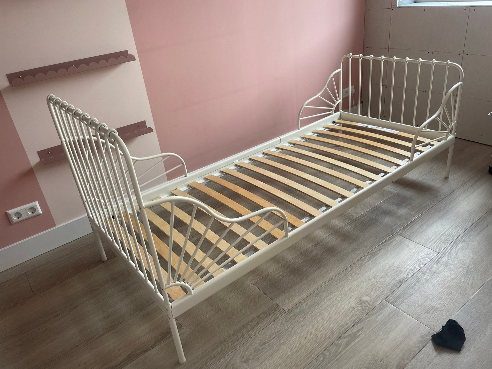IKEA Minnen uitschuifbaar bed met lattenbodem, 70 tot 85 cm, Ophalen of Verzenden, Zo goed als nieuw, Lattenbodem