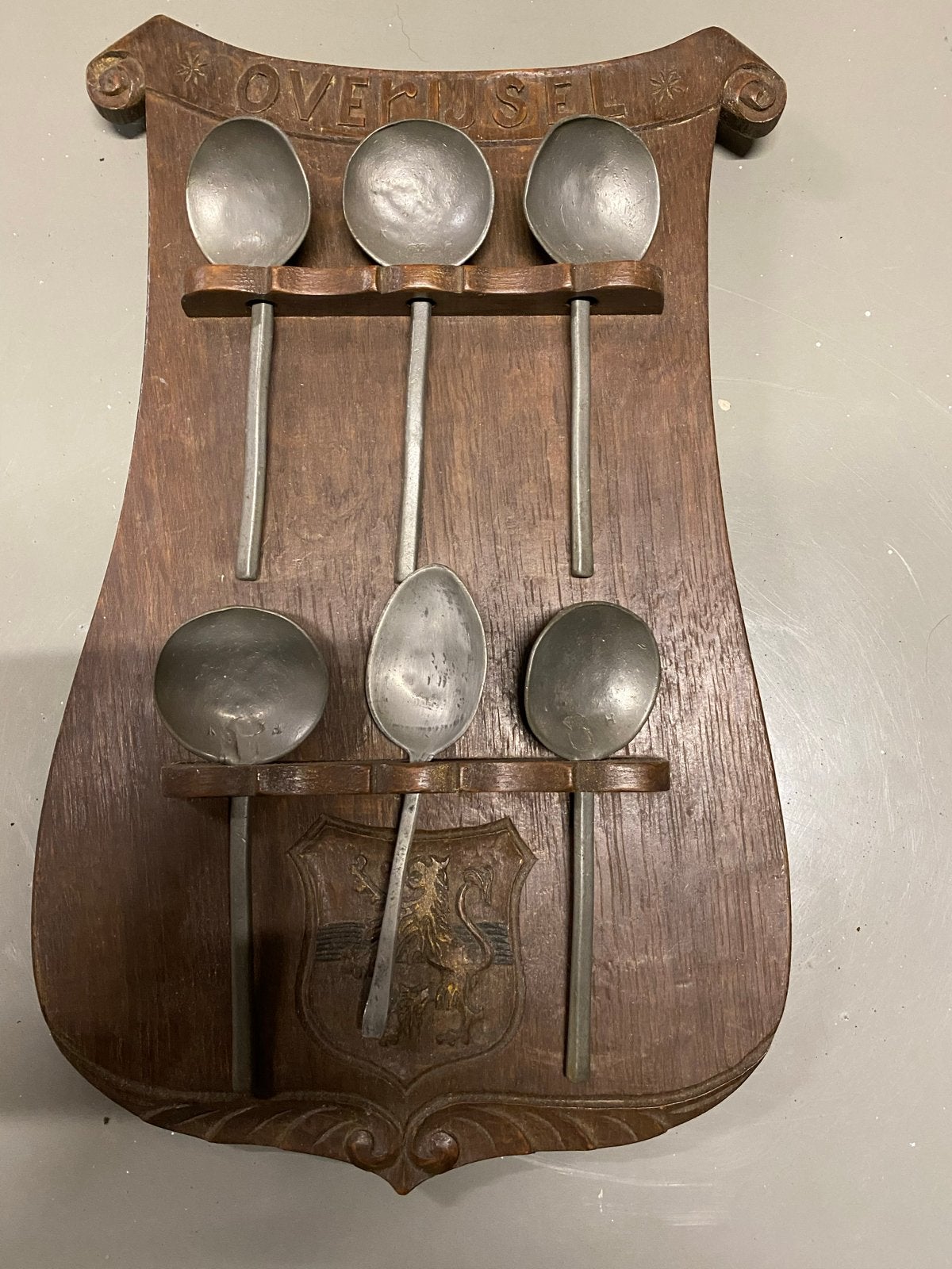 Antieke tinnen lepels op houten wandbord - Overijssel, Antiek en Kunst, Antiek | Bestek, Ophalen of Verzenden