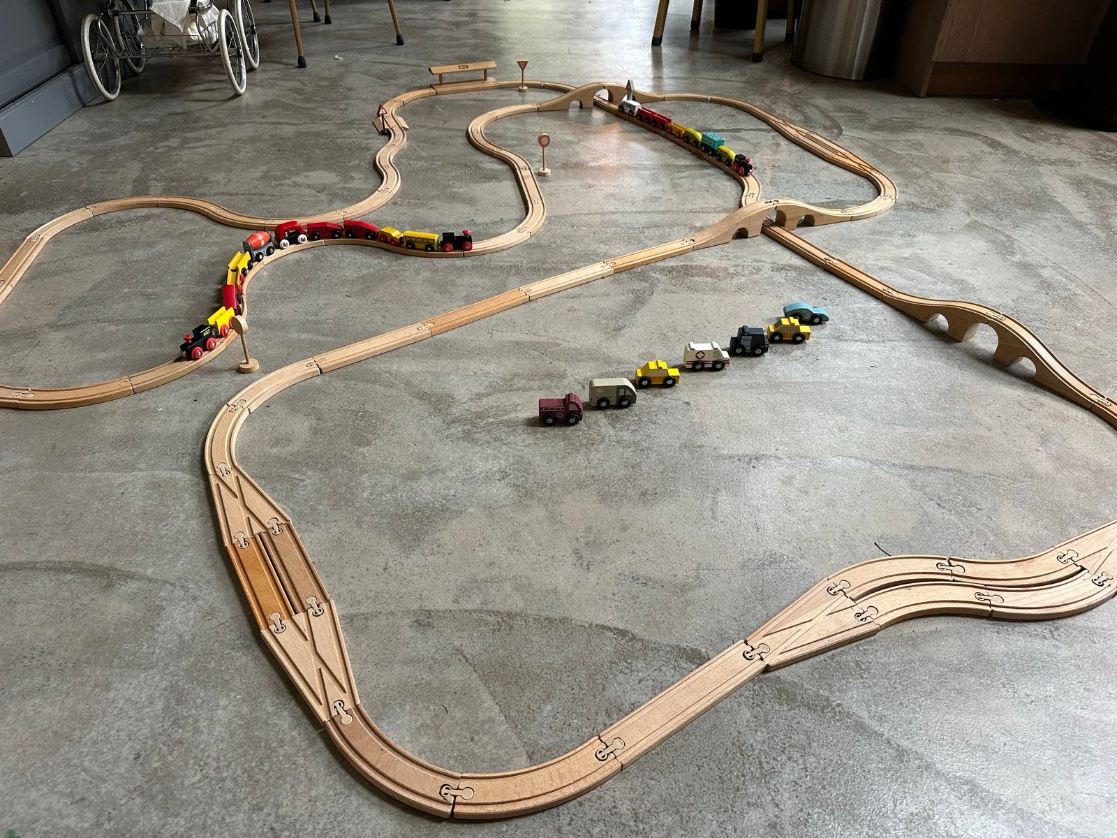 Grote set houten treinbaan Brio en Ikea met treinen en auto', Ophalen, Gebruikt