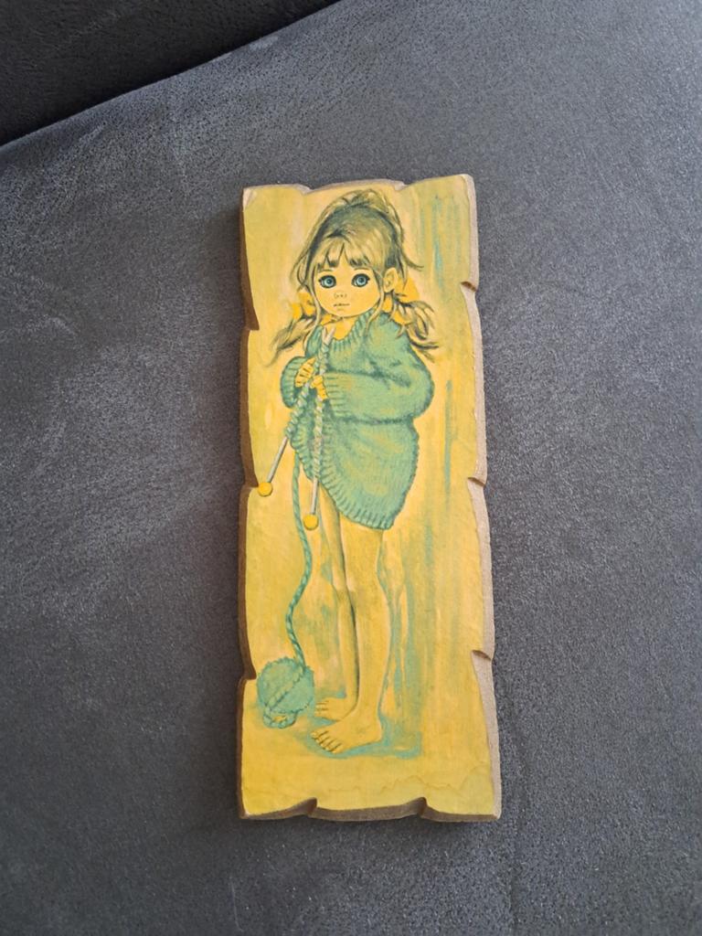Vintage prentje op hardboard 24,5-9,5 cm meisje trui breidt, Ophalen of Verzenden, Gebruikt, Minder dan 50 cm, Schilderij