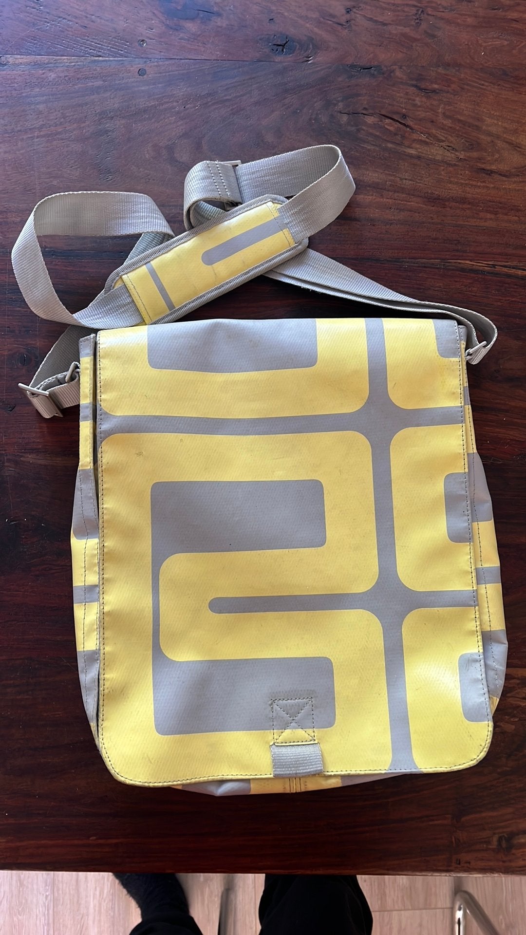 Tas met veel vakjes en geschikt voor laptop, Ophalen of Verzenden, Zo goed als nieuw, Geel, Overige typen