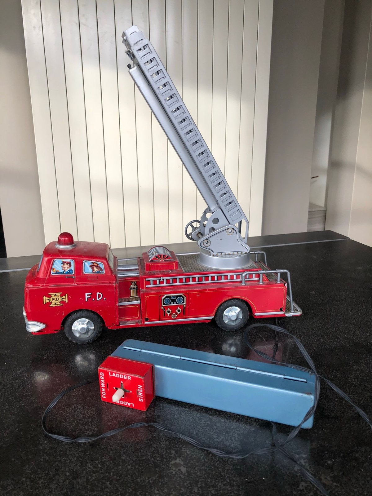 Brandweerwagen  - jaren 60 - batterijen - verzamelobject, Antiek en Kunst, Ophalen of Verzenden