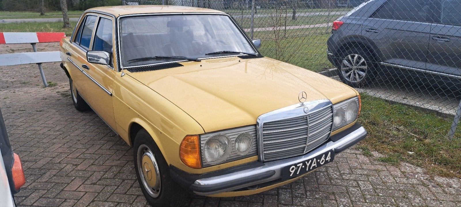 Mercedes-Benz 200-Serie 2.4 240 D AUT 1977 Geel, Auto's, 2404 cc, Geel, Bedrijf, Diesel