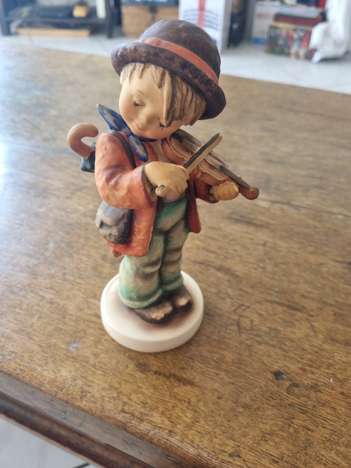 Vintage Hummel beeldje: Jongen met viool en paraplu, Verzamelen, Ophalen of Verzenden, Gebruikt, Hummel