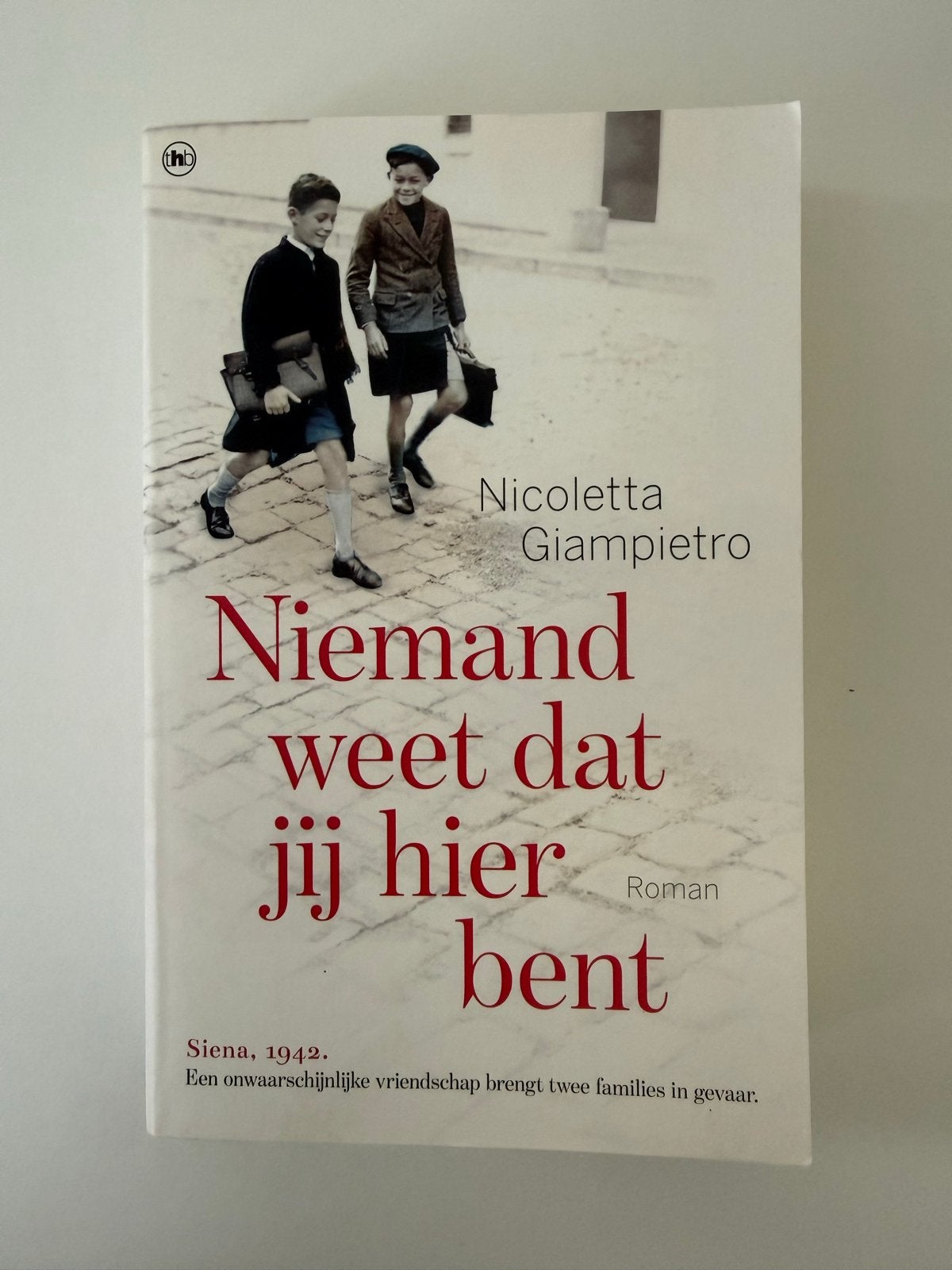 Niemand weet dat jij hier bent - Nicoletta Giampietro, Ophalen of Verzenden, Zo goed als nieuw, Nederland