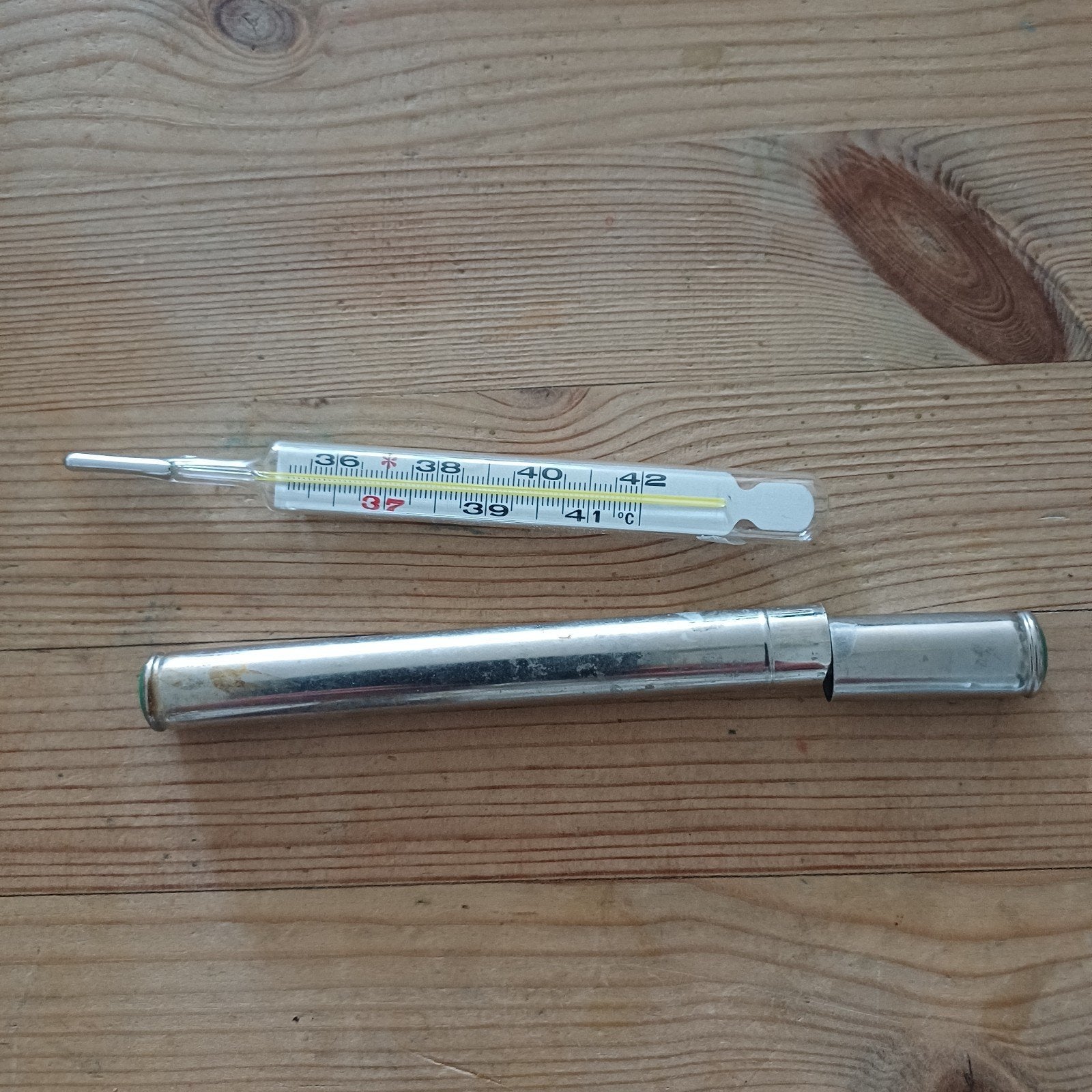 Vintage koortsthermometer kwik metalen koker in goede staat, Lichaamsthermometer, Gebruikt, Glas, Ophalen of Verzenden