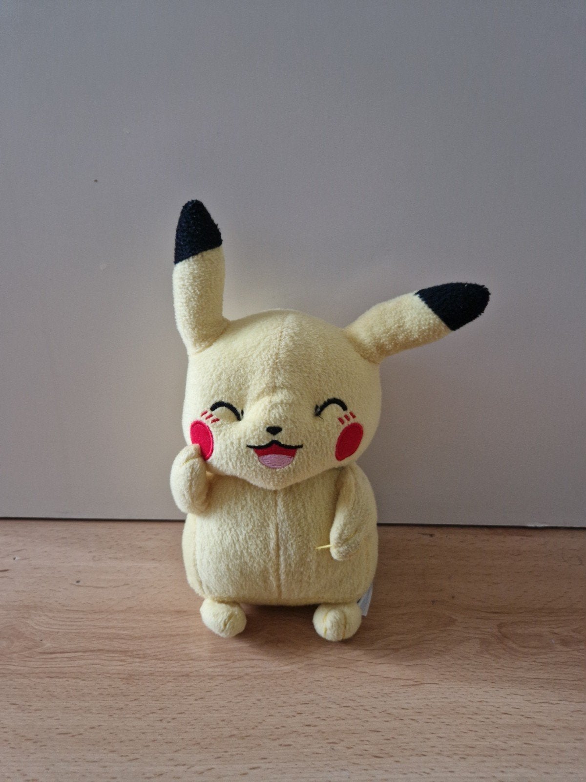 pokemon tomy knuffel pikachu pluche plush lach, Hobby en Vrije tijd, Ophalen of Verzenden, Zo goed als nieuw