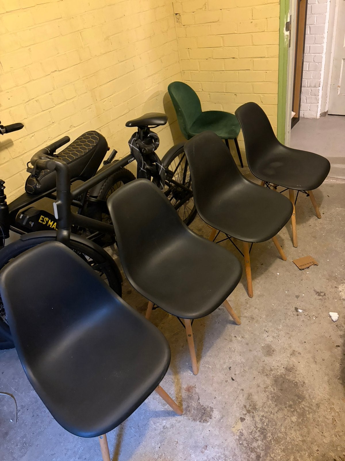 Set van 4 Zwarte Kuipstoelen (Eames DSW Stijl) – T.E.A.B., Huis en Inrichting, Ophalen, Kunststof, Gebruikt, Zwart