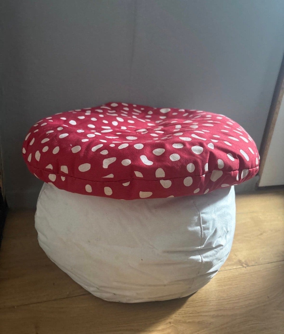 Leuke paddestoel poef - Rood met witte stippen, Ophalen, Gebruikt, Rond, Minder dan 50 cm