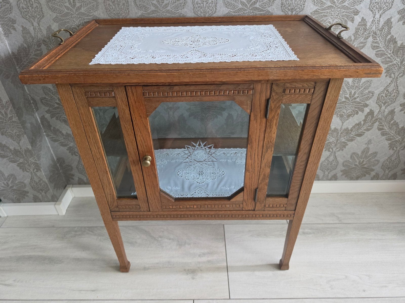 Antieke thee/vitrinekast met glas en houtsnijwerk, Antiek en Kunst, Antiek | Meubels | Kasten, Ophalen