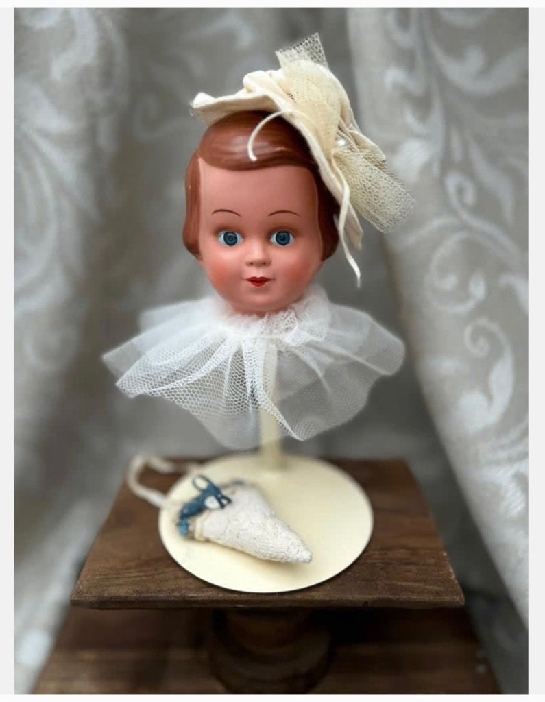Antiek poppenhoofd op standaard met Hoedje Kraag en Tasje, Ophalen of Verzenden, Zo goed als nieuw, X, Pop