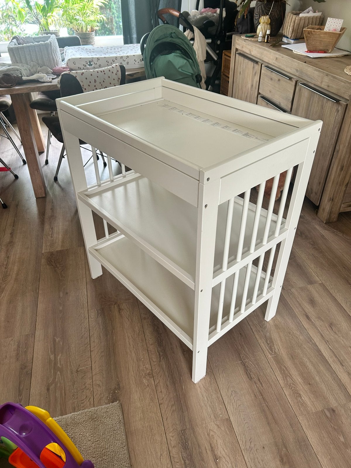 Witte commode met twee opbergplanken