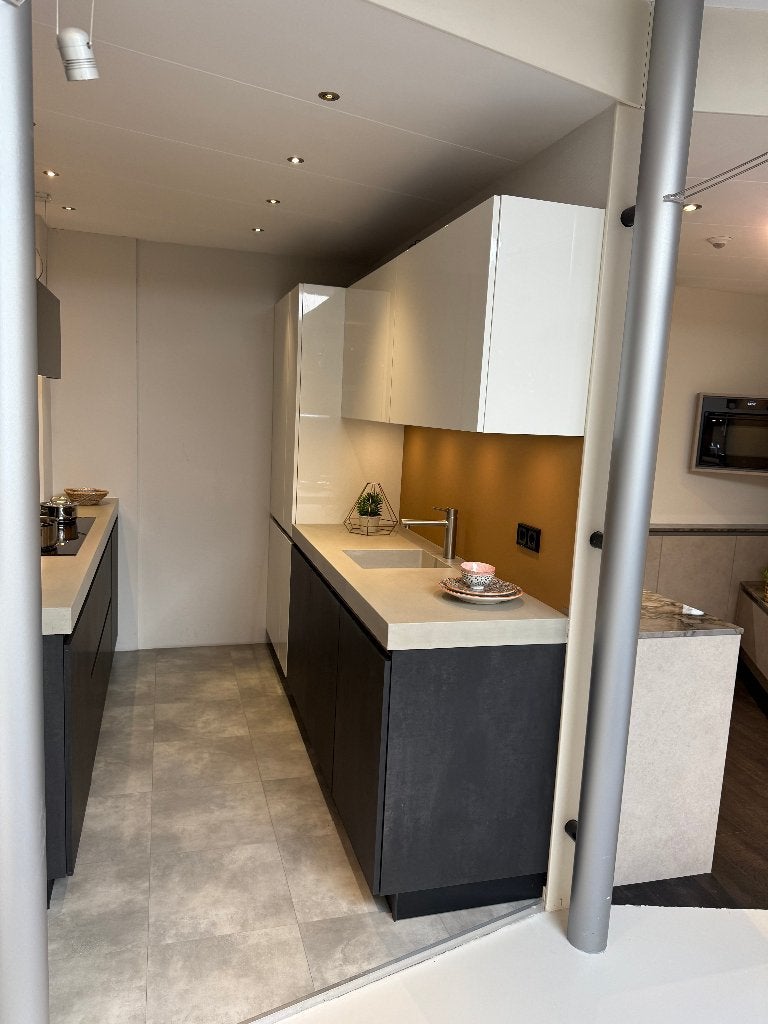 Showroomkeuken wit met betonnen blad, Huis en Inrichting, Ophalen, Overige materialen, Wit, Dubbelwandige keuken