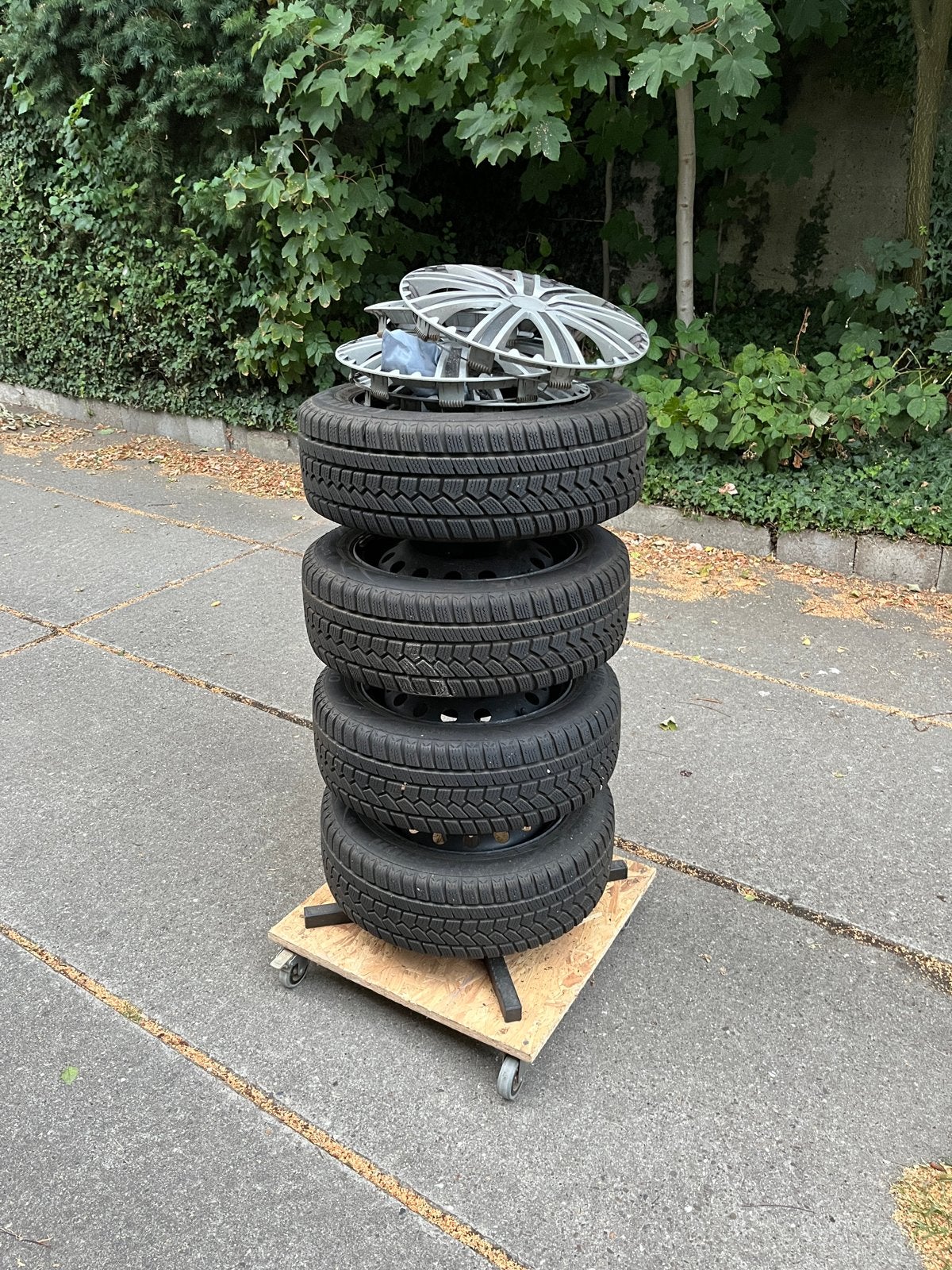 Winterbanden 14 inch met opbergstandaard en wieldoppen, Ophalen, 14 inch, Gebruikt, Banden en Velgen