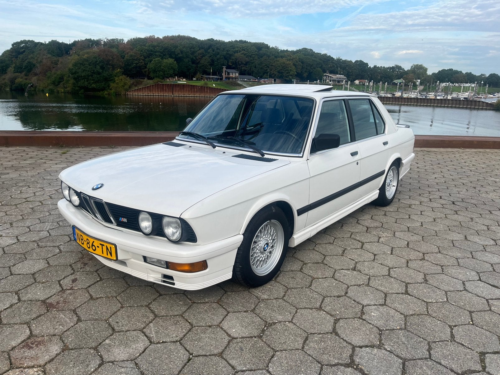 BMW 5-Serie e28 M535i handgeschakeld, Auto's, 3430 cc, Wit, Airconditioning, Handgeschakeld
