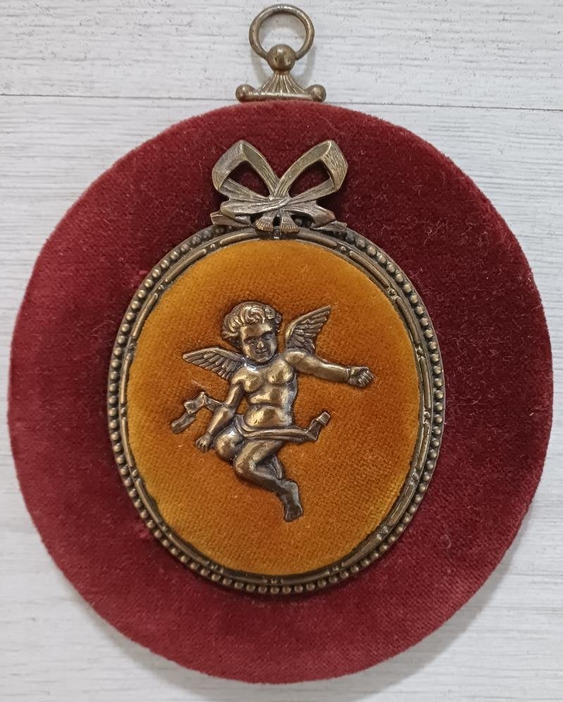 Antiek schilderijtje met rood vlours,en koperen engeltje, Ophalen of Verzenden, Gebruikt, Wandhanger